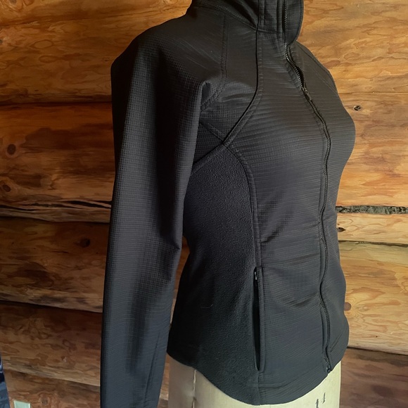 Small comfy track jacket by Nike. - Picture 6 of 6